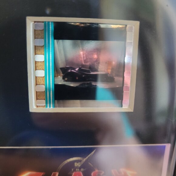 DC Comics – The Flash  7” x 5” MiniCell - Picture 5 of 9